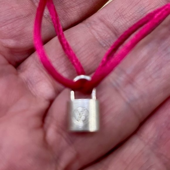 Louis Vuitton Lockit Bracelet Fuchsia pink cord and silver lock, UNICEF - Picture 5 of 7
